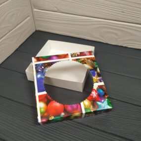 Коробка Новогодние игрушки с круглым окном 150х150х35мм