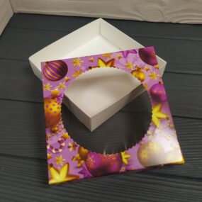 Коробка Праздничная сиреневая с круглым окном 150х150х35мм.