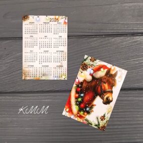 Открытка 2026 Календарь Конь в шапке
