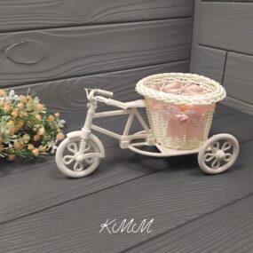 Сумка - переноска прозрачная с лентами Прозрачная Материал ПВХ С ручками - лентами Размеры: Размеры по дну 16 см х 16 см Высота 29см - высокая часть, 24см - низкая часть Подойдет для любых цветочных композиций из мыла. Сумка станет прекрасным дополнением для вашего мыльного букета. Композиция будет выглядеть изысканно и стильно. Настройки экрана вашего устройства могут искажать цвет изделия.